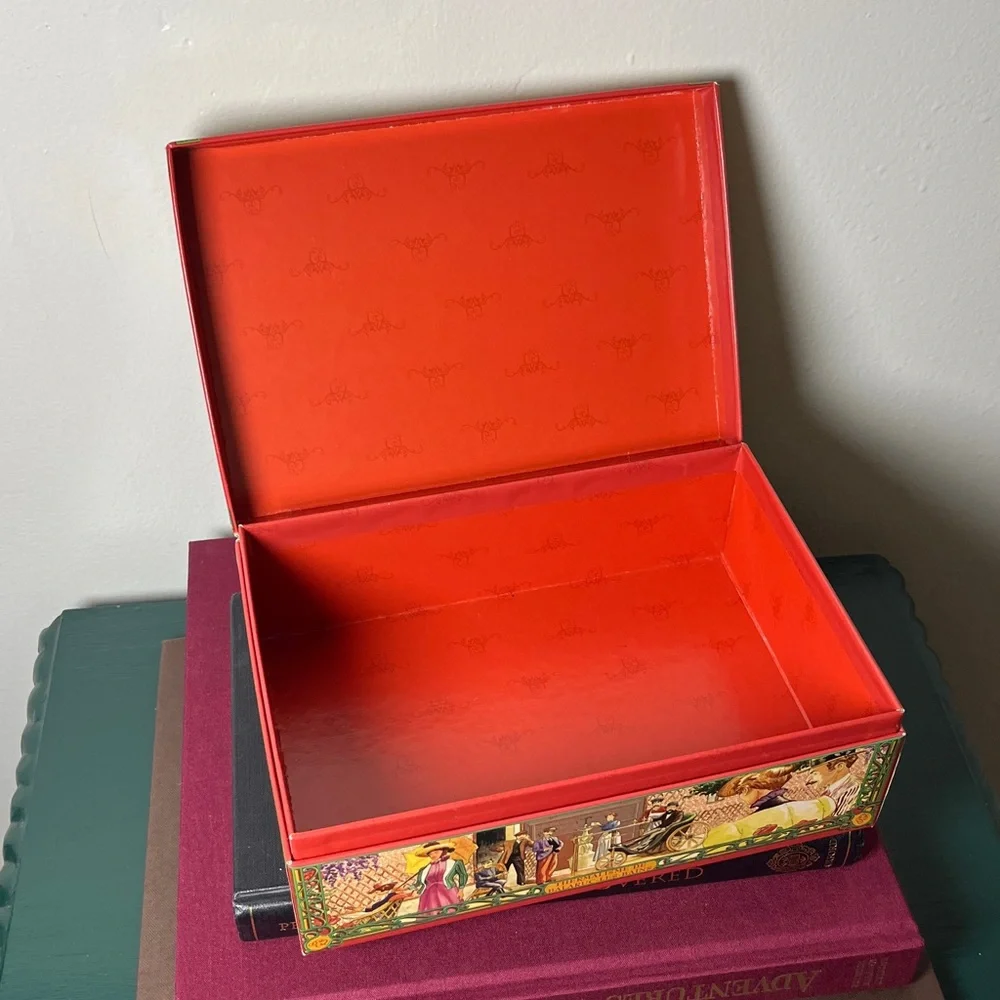 La Cure Gourmande Vintage Gourmet Biscuit Box‎ Chateau Scene France